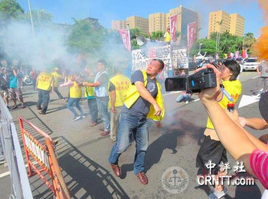 台劳动团体40辆车绕凯道抗议:向蔡办大楼掷烟雾弹