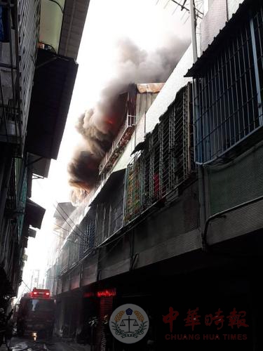 台南火灾波及7户1人被送医 志愿者遇车祸受伤(图)
