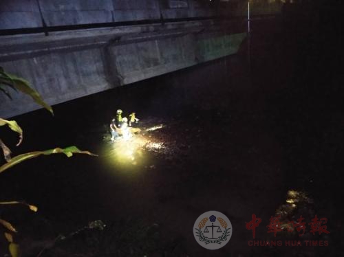 台湾1名女子跳下7米高桥 警消救援挽回生命(图)
