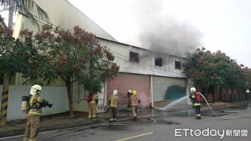 台南一饮水机工厂发生火警 消防员抢救及时无伤亡