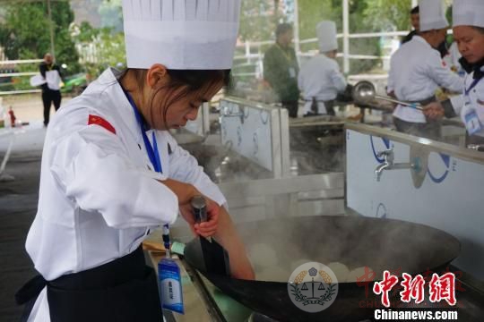 湖北百名“厨神”烹饪300道本土菜肴 叫响楚菜品牌 
