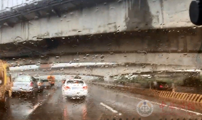 台湾中部暴雨致高速公路事故频发 一伤者已送医