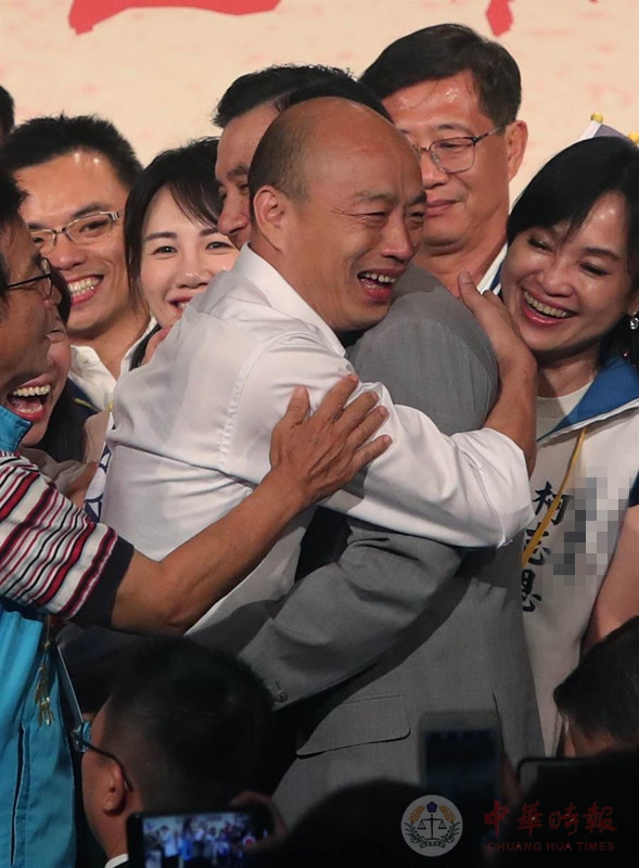 马英九致辞时 韩国瑜贴心两度出手“相救”